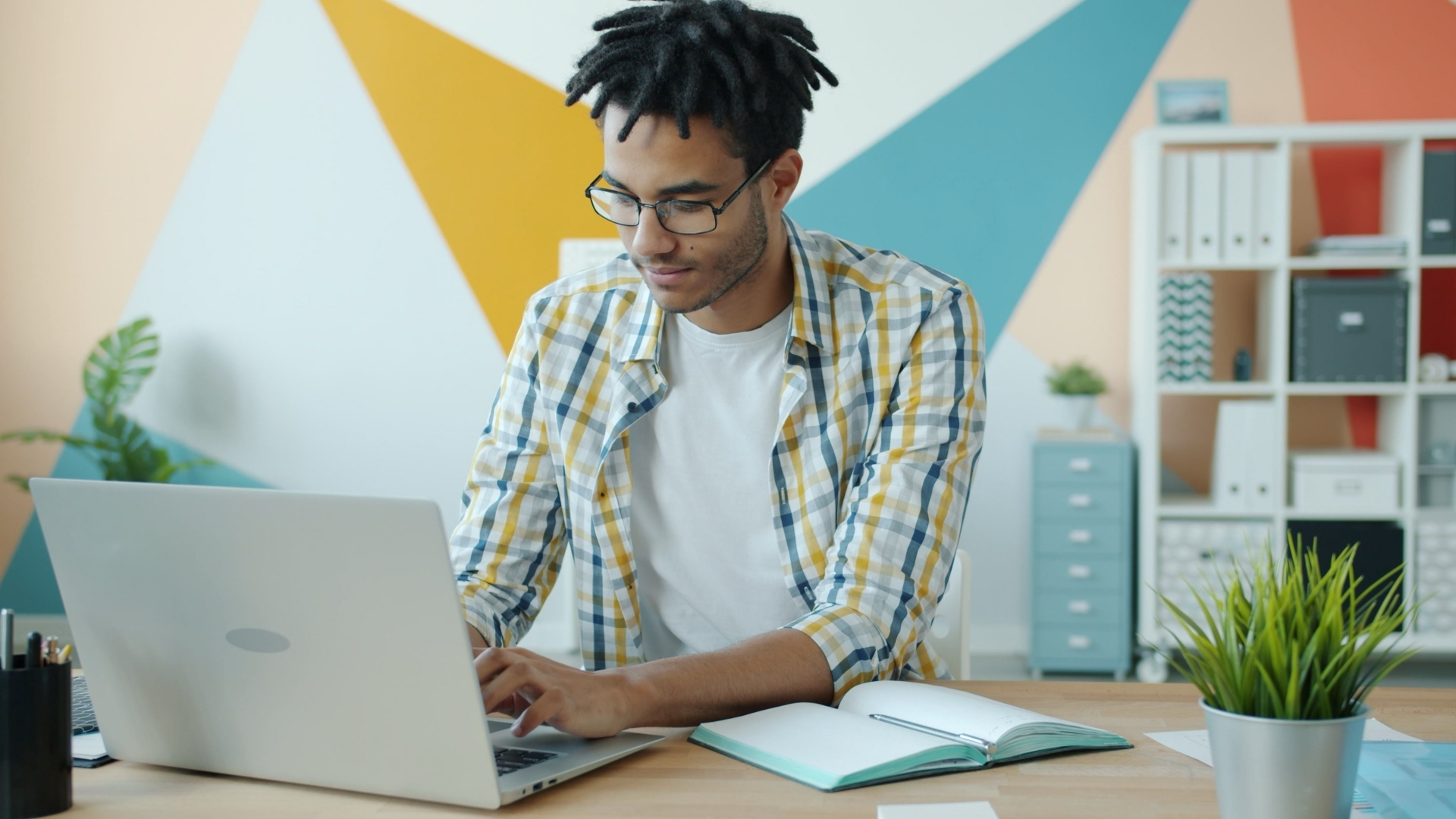 IA pode transformar pessoas de 40 anos em milionárias mais rápido que jovens de 20