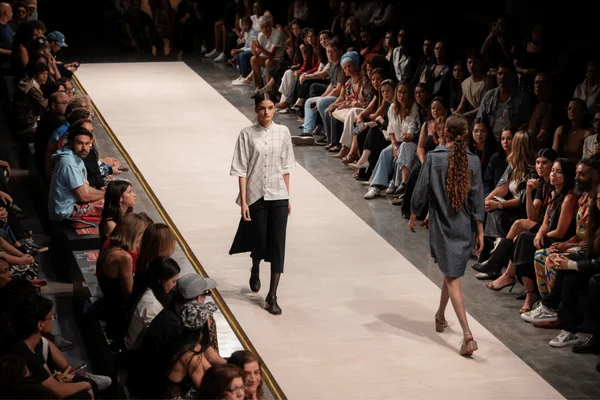Almacor expressa moda e arte com propósito no Metrópoles Catwalk