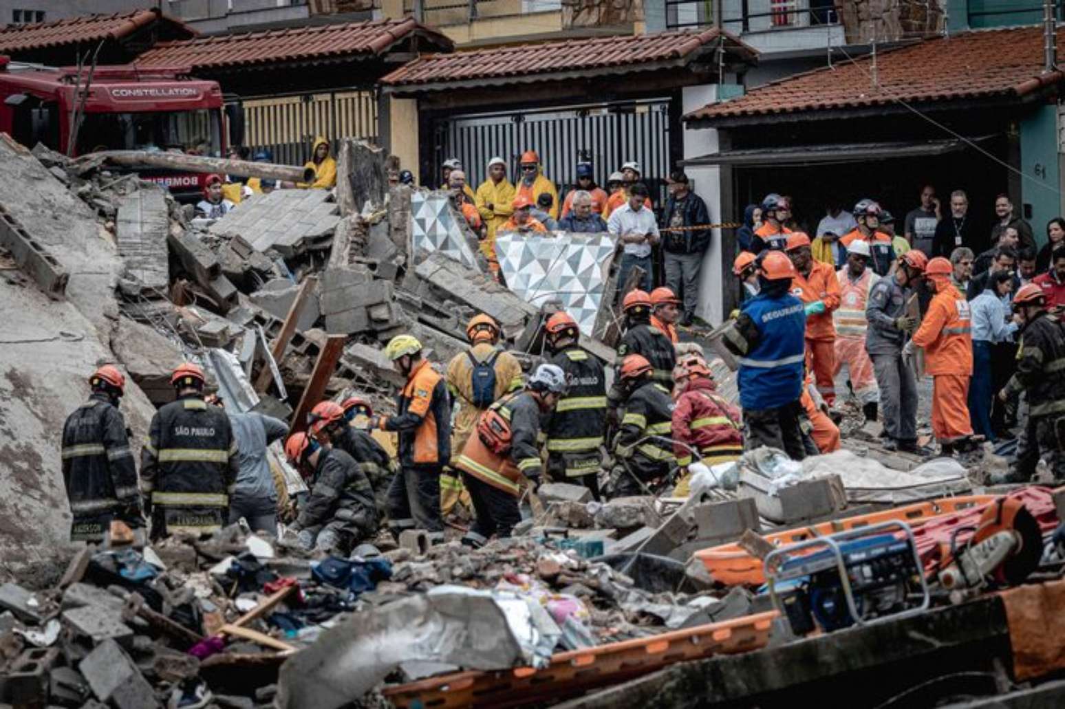Pr&eacute;dio em constru&ccedil;&atilde;o desaba sobre casa e deixa mortos na Penha, zona leste de SP.