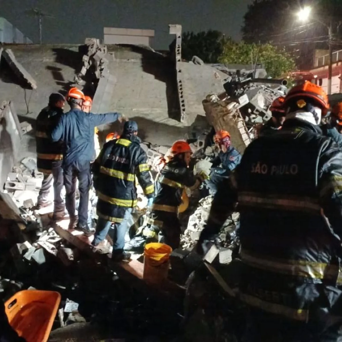 Sobe número de mortes após desabamento de prédio em SP