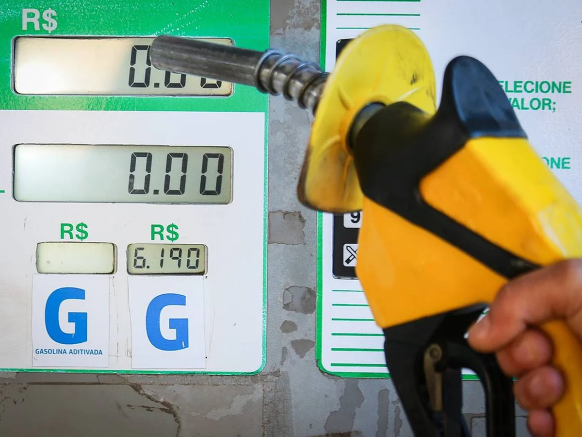 Petrobras recua em reajuste no preço da gasolina