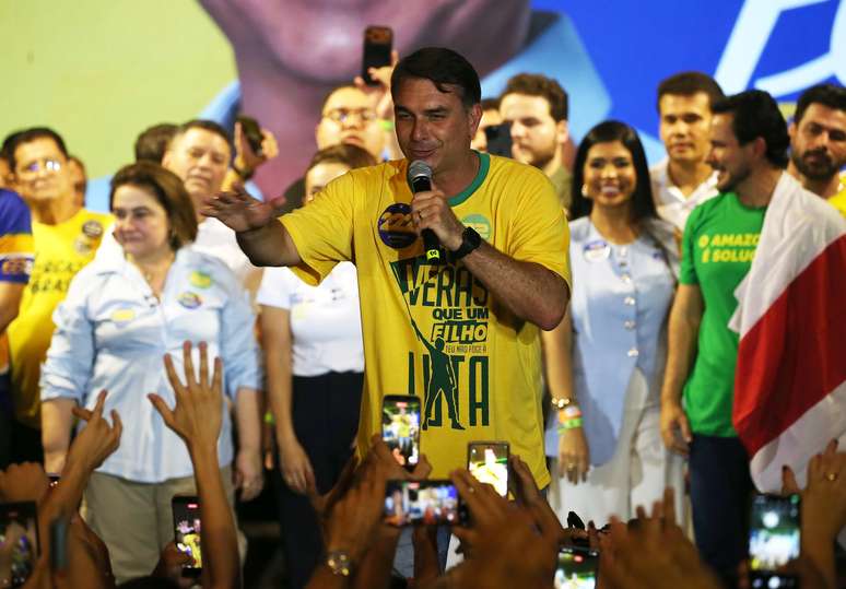 Flávio Bolsonaro cancela compromissos de campanha no interior de São Paulo para este domingo