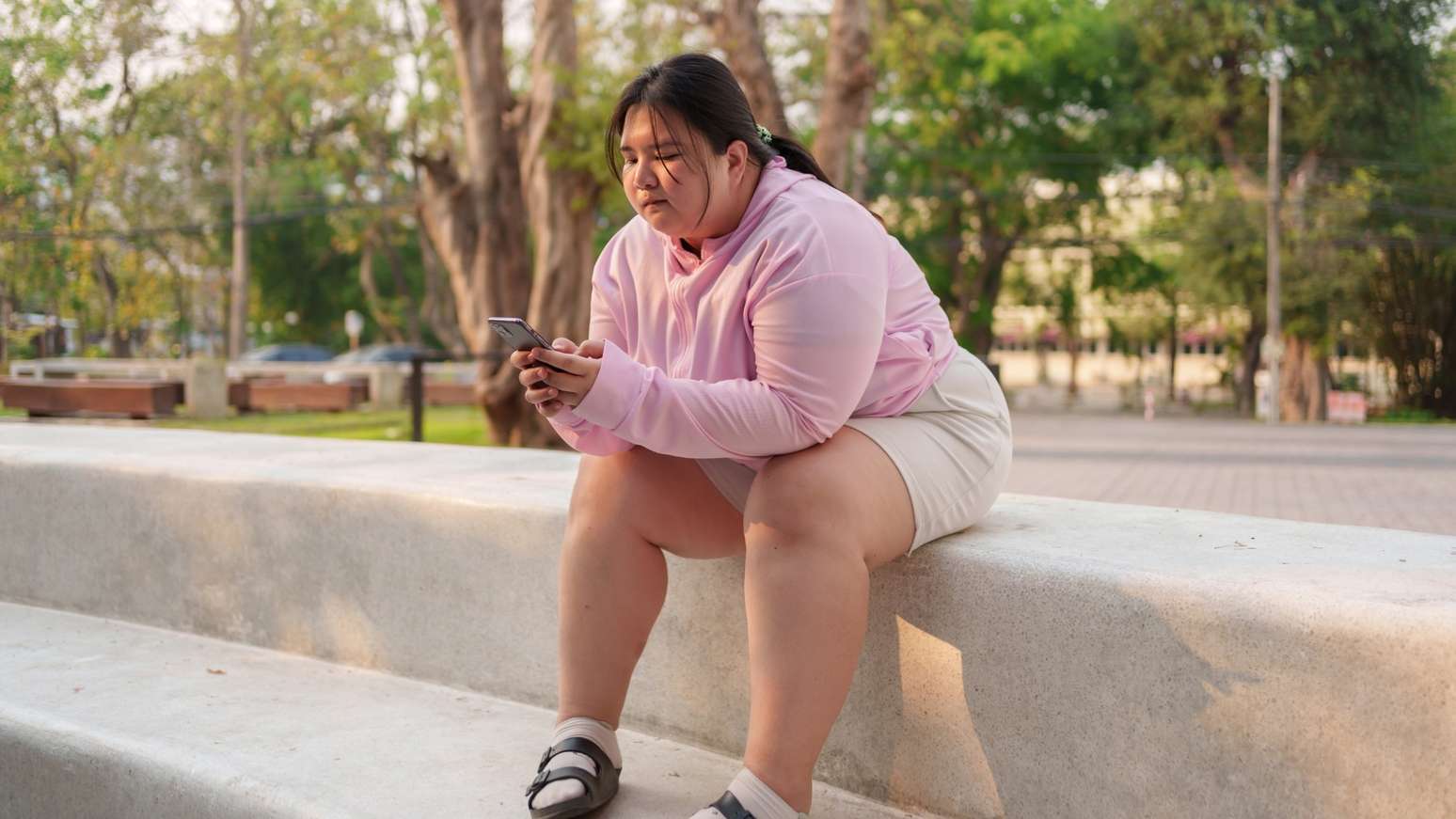 Estudo da The Lancet faz alerta grave sobre a sa&uacute;de dos adolescentes. Entenda como o uso de telas, obesidade e crise clim&aacute;tica afetam