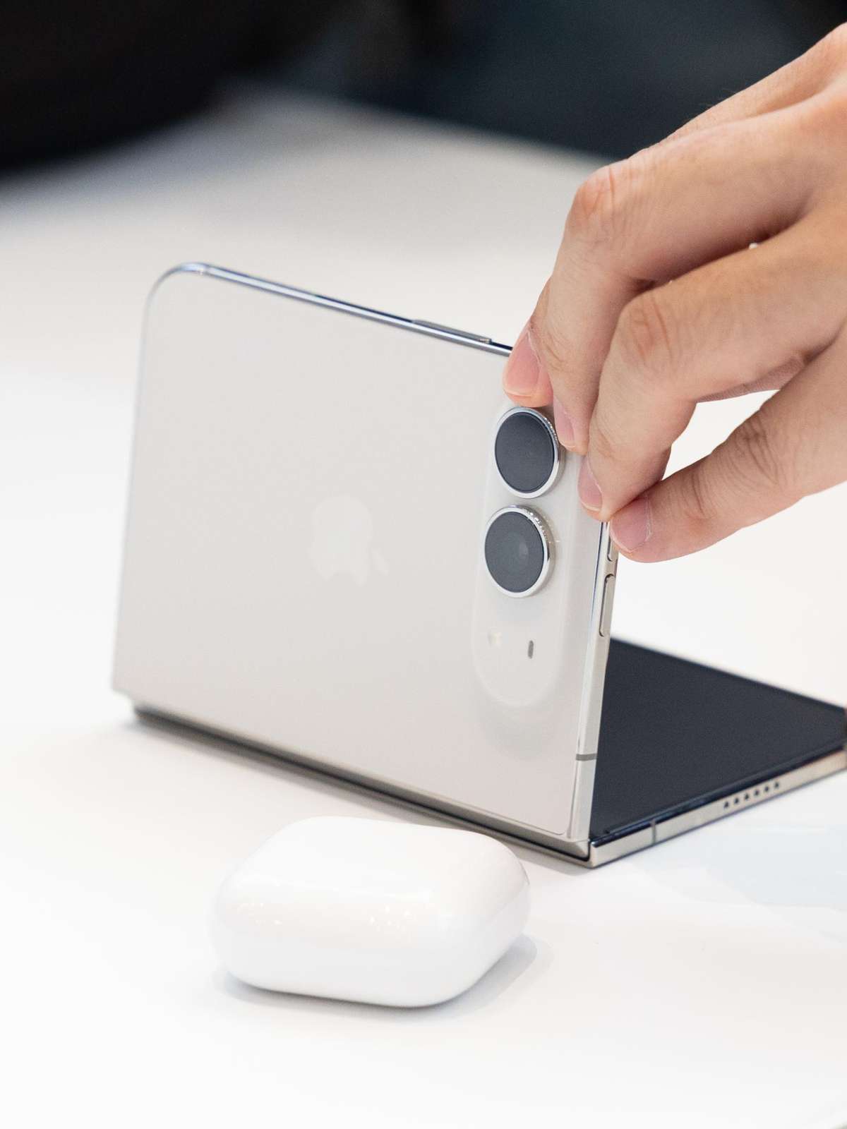 iPhone Duo: veja os preços no Brasil e nos EUA do celular dobrável da Apple em 2026