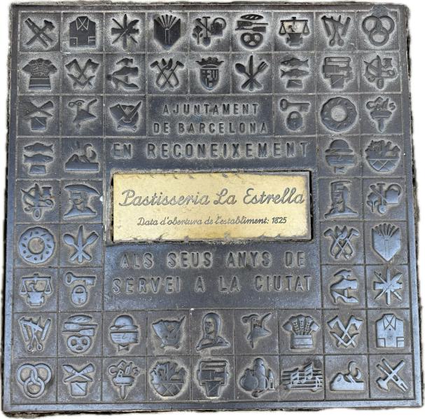 Esta es la placa que esta en el suelo de la puerta de entrada en la pastelería que el Ajuntament de Barcelona otorgo como reconocimiento a la Pastisseria La Estrella y a sus años de servicio a la ciudad.