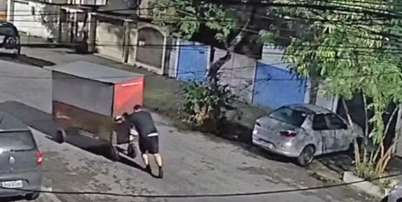 Hugo empurrava carrocinha que usava para trabalhar. Foto: Reprodu&ccedil;&atilde;o/TV Globo