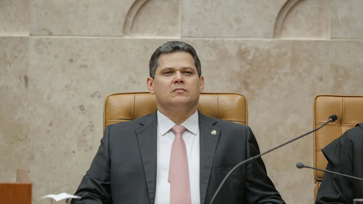 Pressionado por desdobramentos, Alcolumbre resiste a entrar na crise do STF