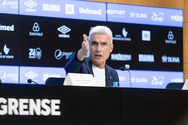 Grêmio demite Luís Castro após sequência ruim do Brasileirão; Felipão assume interinamente