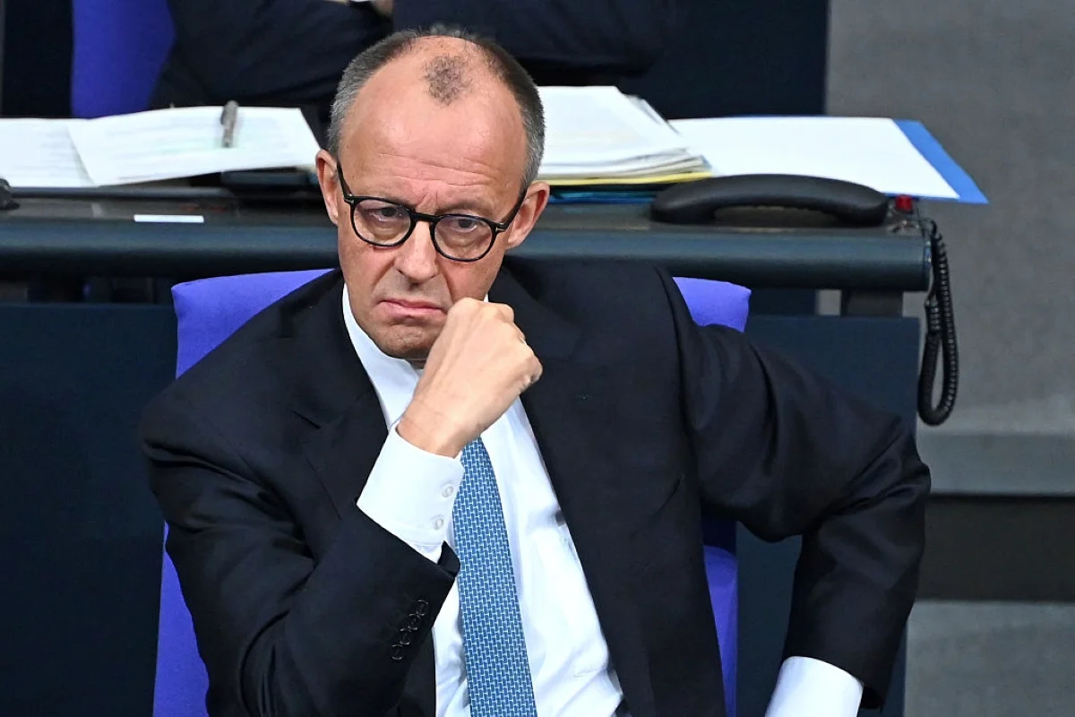 Imagem colorida do chanceler alemão, Friedrich Merz - Metrópoles