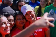 Michelle Bolsonaro tira foto com apoiadores em Ceilândia