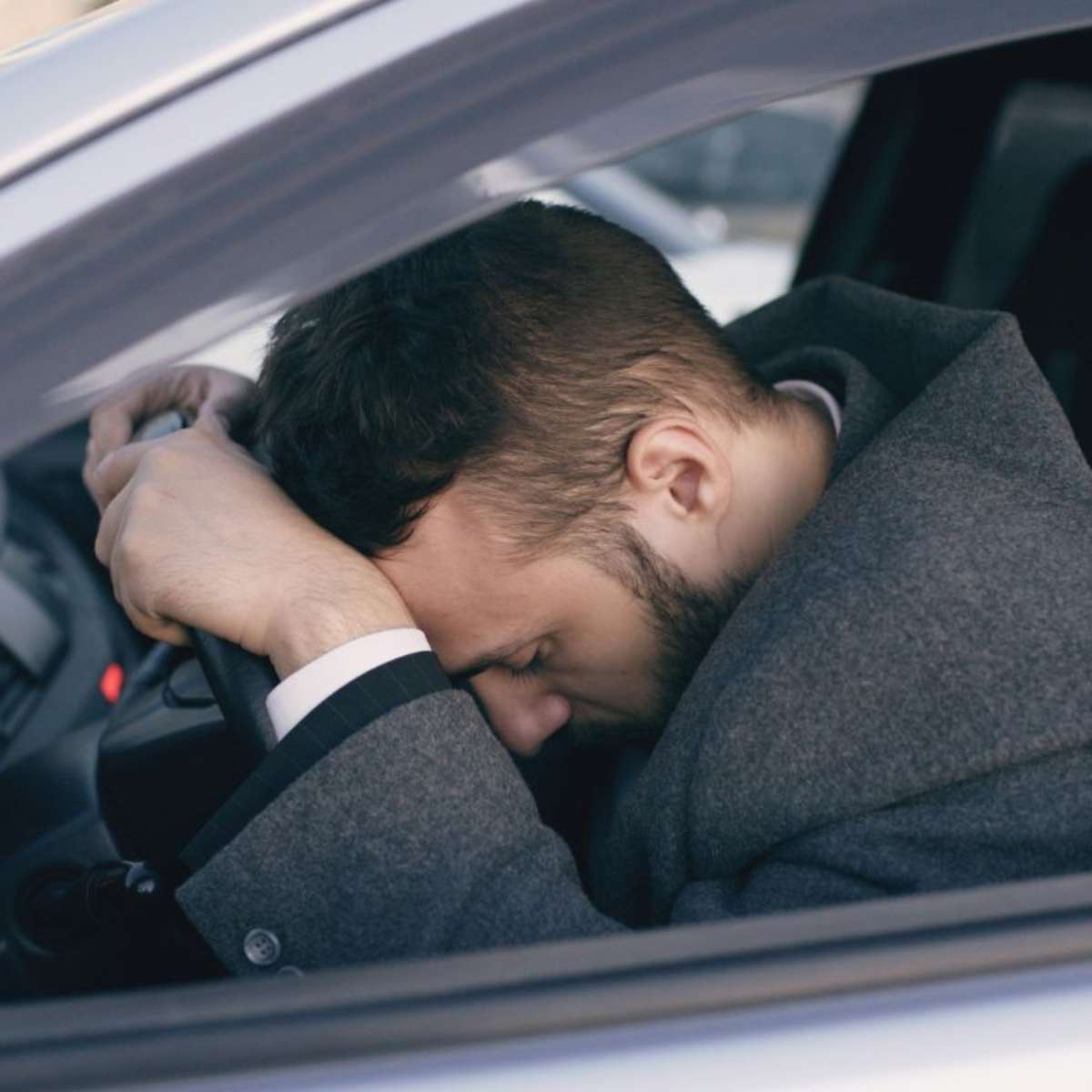 Carro elétrico causa enjoo? Entenda por que alguns passageiros podem passar mal