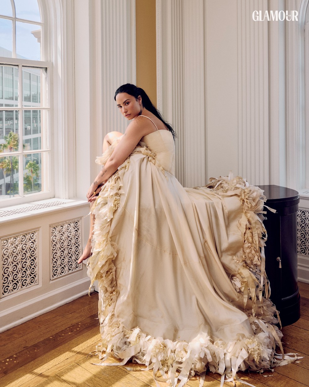 Demi Lovato revela os preparativos para a turnê "It's Not That Deep" e os shows no Brasil