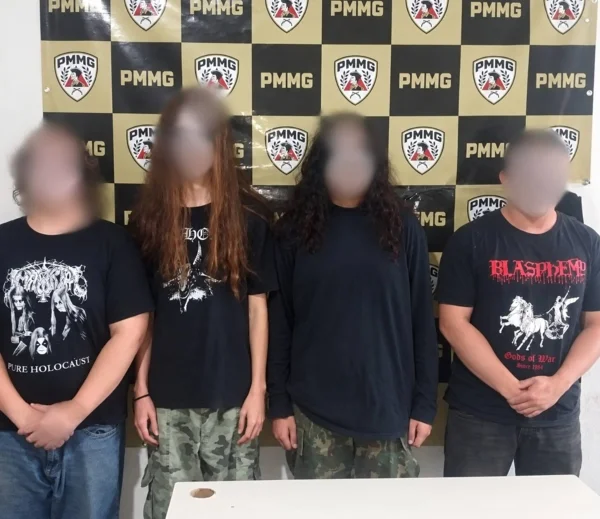 De preto e com rostos pintados, jovens tiram ossos de cemitério mineiro
