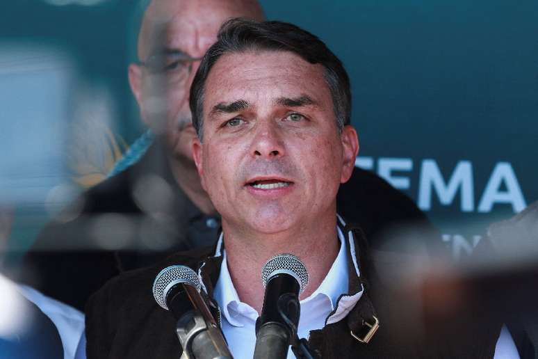 Defesa de Flávio Bolsonaro pediu 4 vezes que caso ‘Dark Horse’ ficasse com Mendonça em vez de Dino, diz jornal