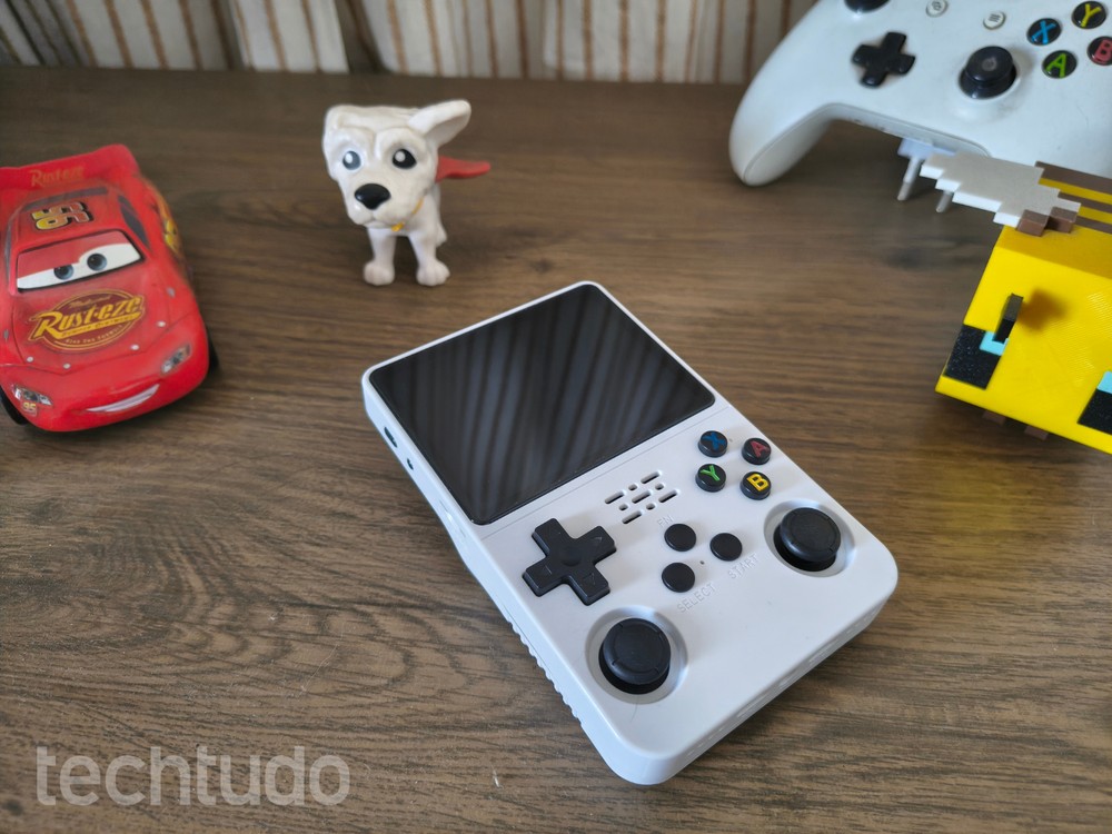 Boyhom R36S é uma ótima pedida para quem quer ter uma experiência portátil com jogos clássicos — Foto: Luccas Melo/TechTudo