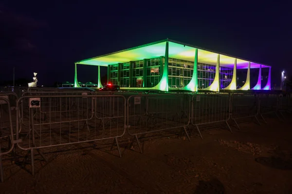 Drone, cercas e protestos: Esplanada amanhece em alerta com sessão no STF - destaque galeria