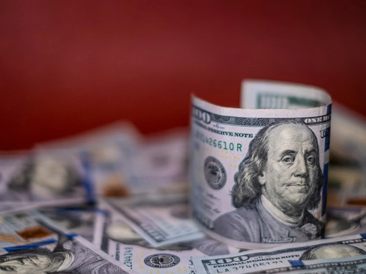 Dólar dá guinada e passa a subir com agravamento da crise no STF. Bolsa cai