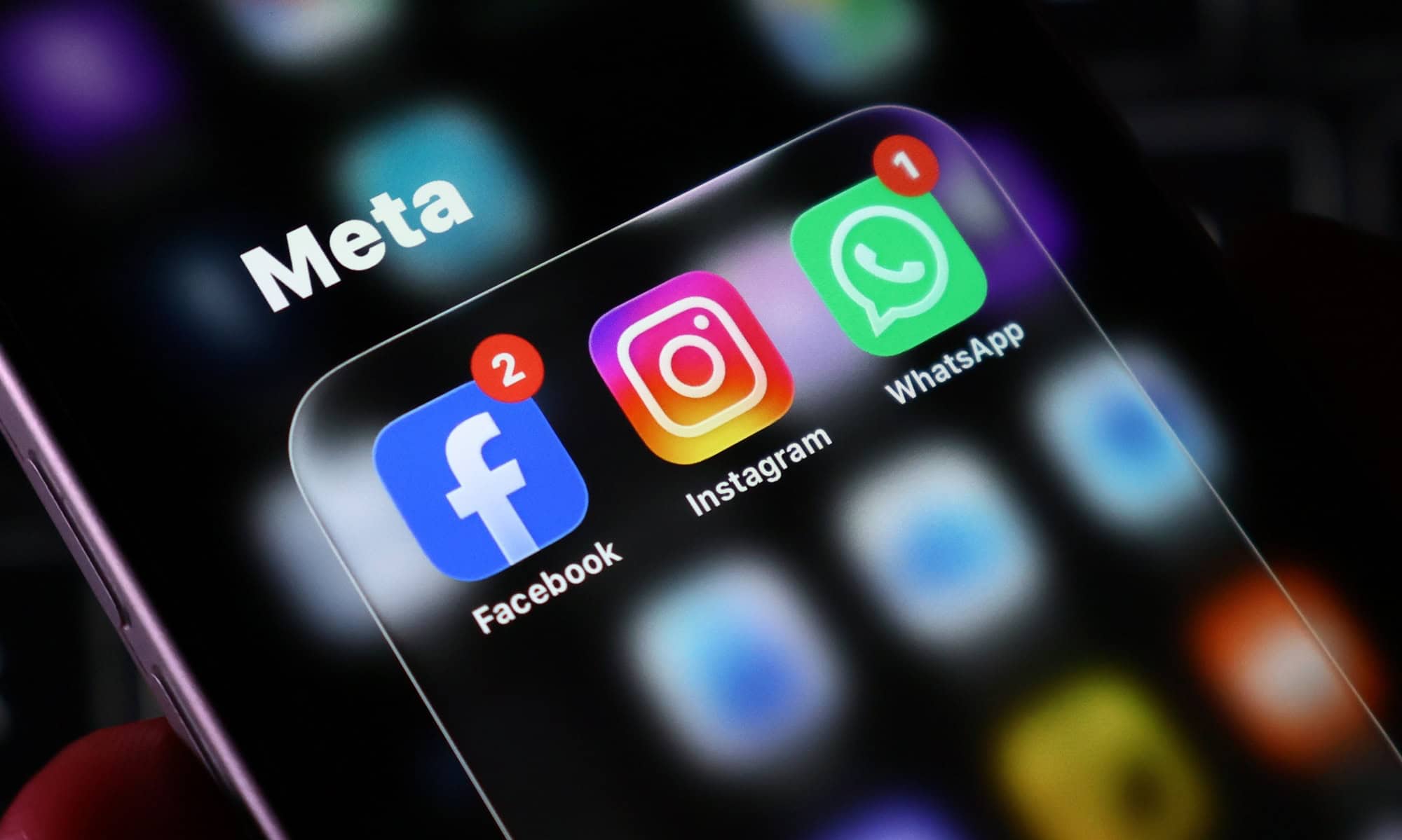 Aplicativos do Facebook, Instagram e WhatsApp aparecem em um celular