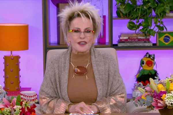 Ana Maria Braga faz piada de duplo sentido e cita Jonas ao vivo: "22 cm"