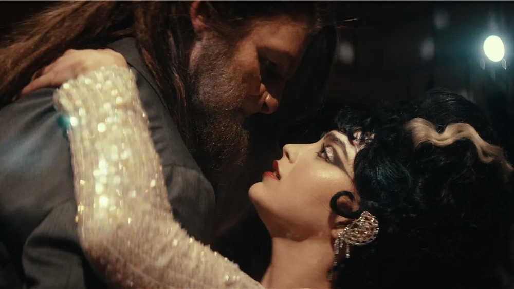 Minha Fera segue uma jovem artista lidando com o fim de um relacionamento e problemas de saúde que encontra um monstro charmoso em sua casa — Foto: Reprodução/Vertical