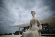 Decisão de Dino escala crise no STF e aumenta pressão sobre Fachin