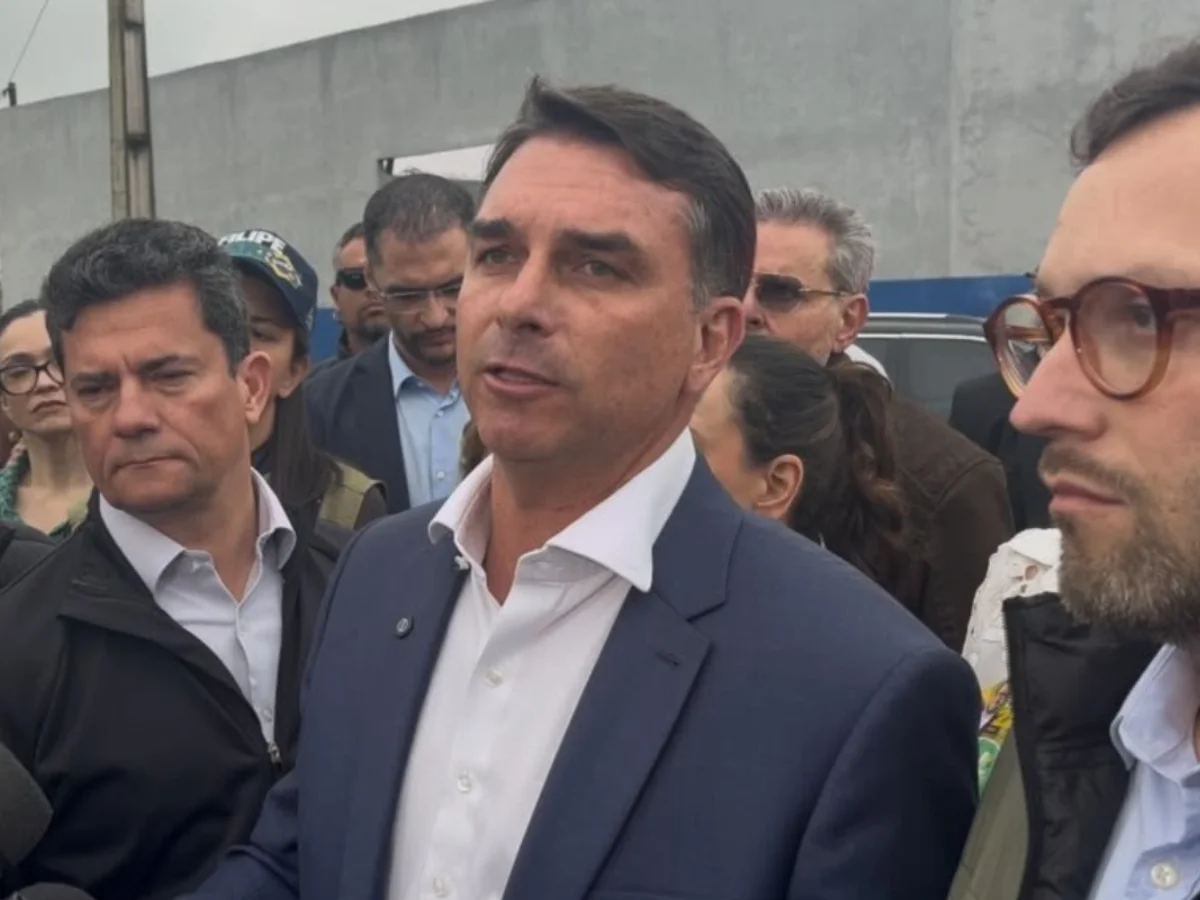 "Fala, irmãozão": veja trocas de mensagens entre Flávio Bolsonaro e Vorcaro