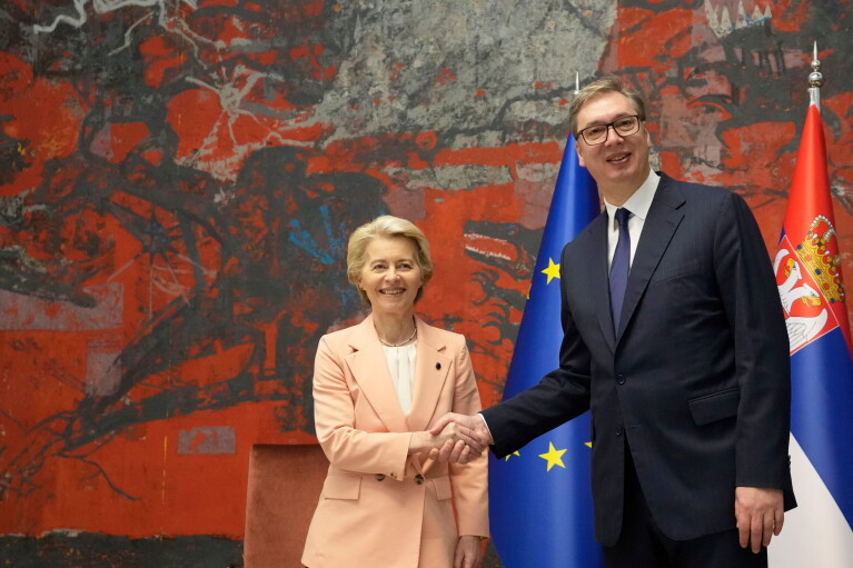 A Sérvia realizará eleições parlamentares antecipadas em outubro, testando o domínio de Vucic no poder