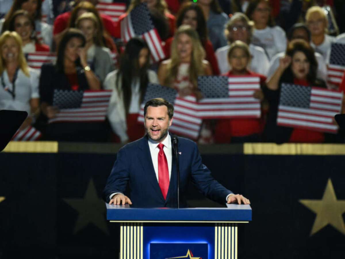Vice de Trump adota tom mais moderado e discursa como herdeiro político para 2028 em convenção