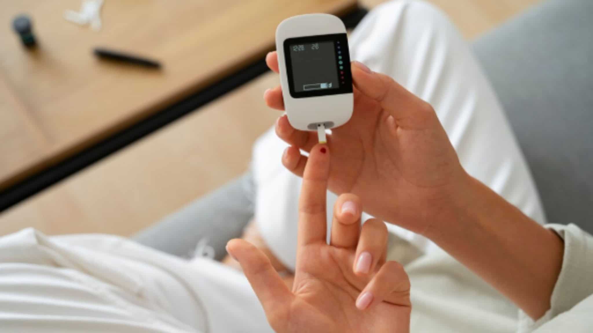 mulher diabetica medindo o valor com aparelho