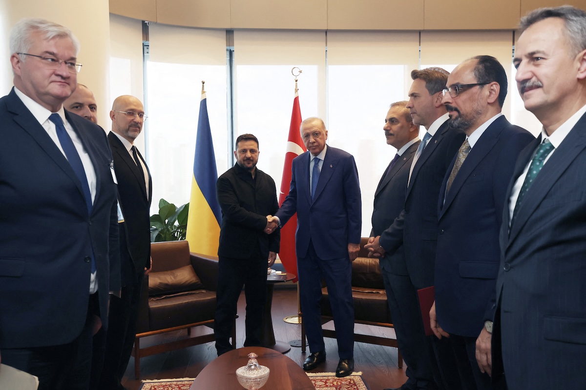 O presidente da Turquia, Erdogan, diz ao presidente ucraniano, Zelenskiy, que os ataques no Mar Negro são inexplicáveis