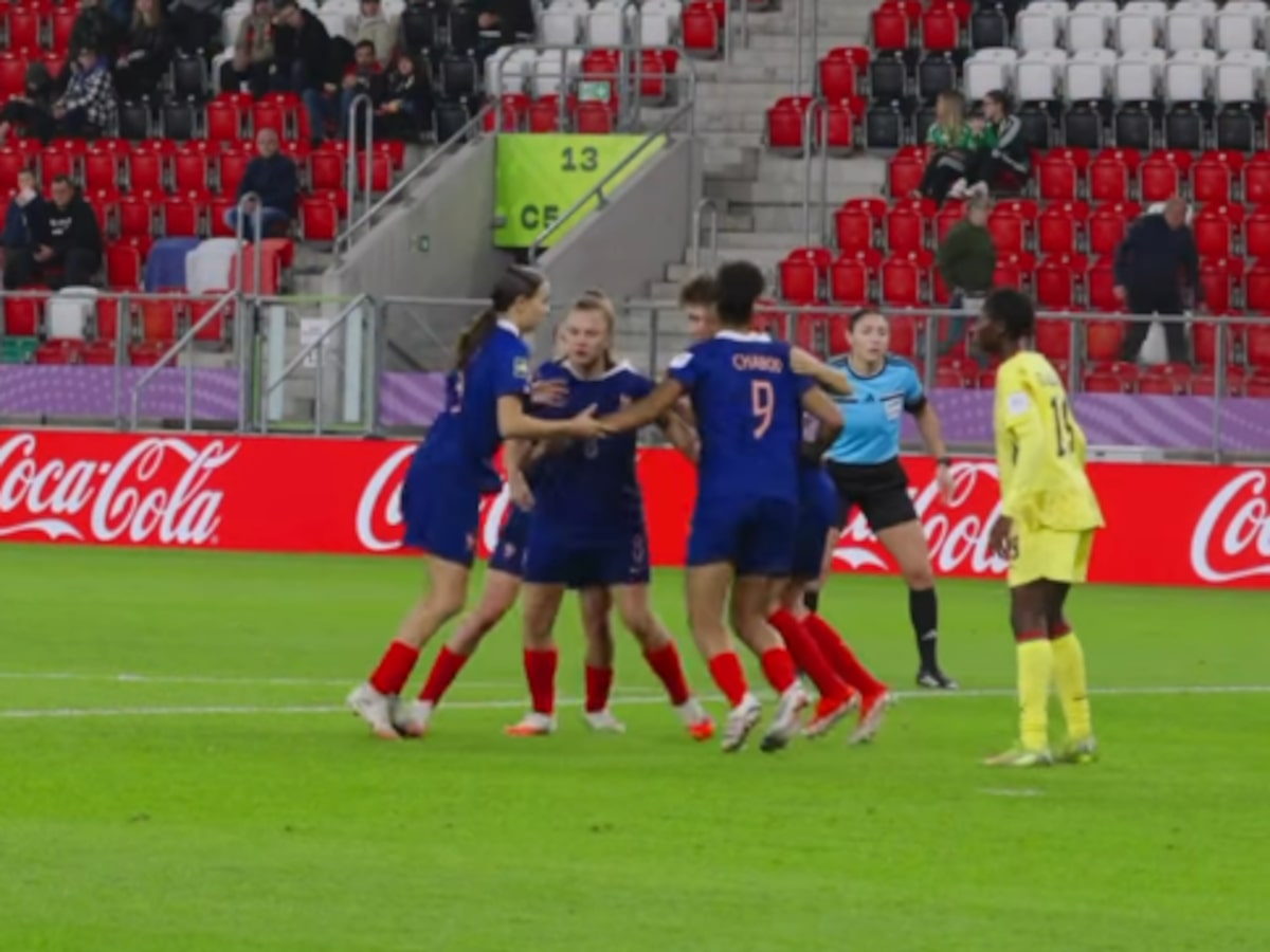 Jogadoras da França fazem ‘ciranda’ e marcam gol inusitado na Copa Feminina Sub-20; veja vídeo