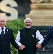 O primeiro-ministro indiano, Narendra Modi, ao centro, o presidente russo Vladimir Putin, à esquerda, e o presidente chinês Xi Jinping, à direita. Na cúpula dos Brics em Nova Délhi, na Índia, em 12 de setembro de 2027. Foto: RFI
