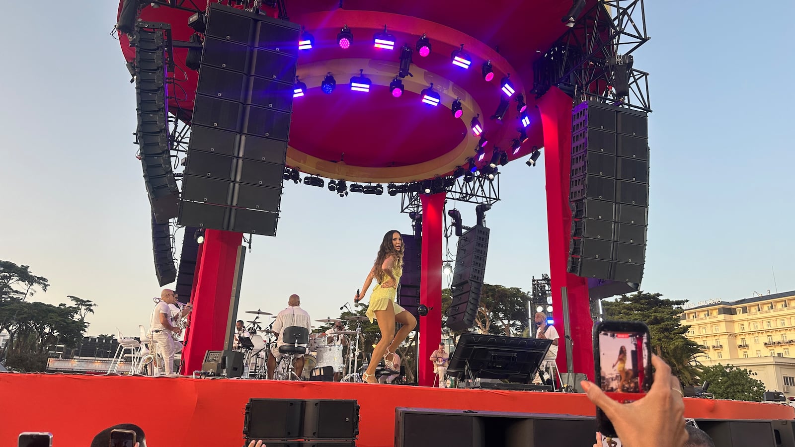 Ivete Sangalo levou a energia da Bahia para o palco em Cascais, Portugal, durante a primeira apresentação do projeto Clareou no país Gisele Rodrigues