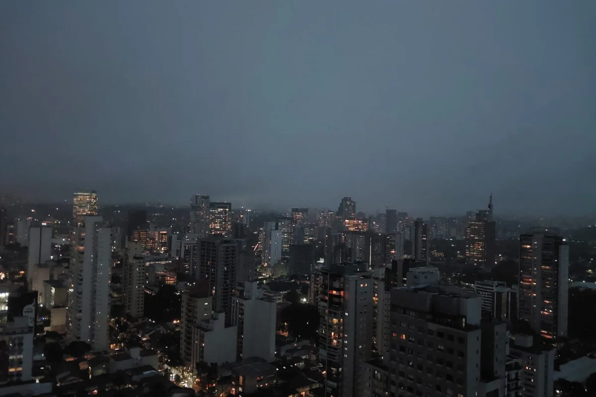 Imagem colorida da cidade de SP; frente fria provoca alerta para chuvas intensas - Metrópoles
