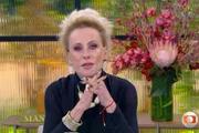Ana Maria Braga faz piada de duplo sentido e cita Jonas ao vivo: "22 cm"