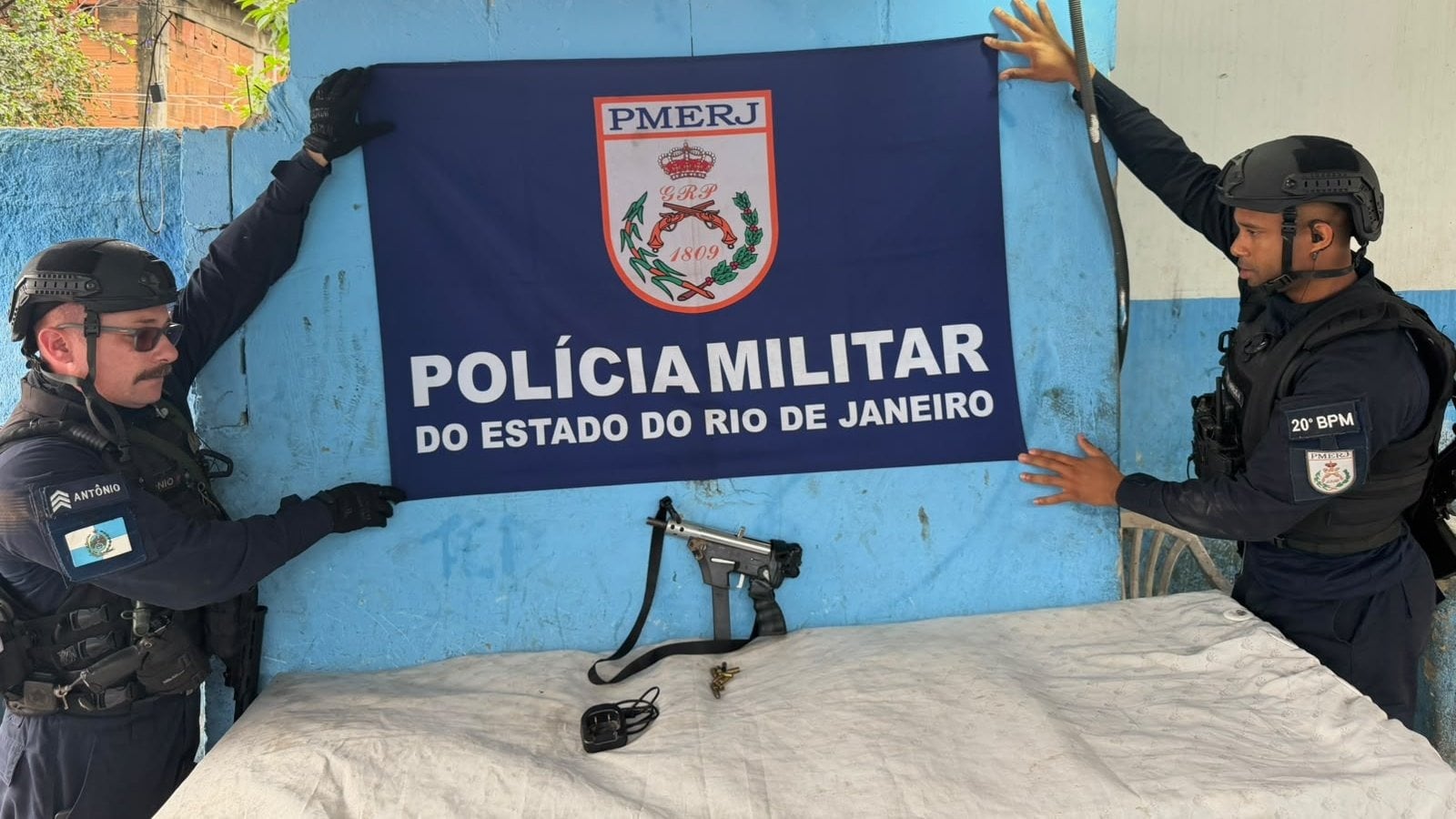 Agentes do 20º BPM apreenderam submetralhadora, carregador e munições Reprodução/Polícia Militar