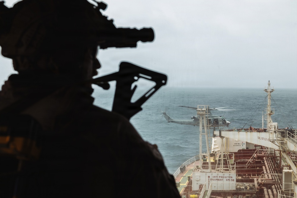 Imagem relacionada à notícia: Oficiales de elevação marítima estratégica a bordo do USS Boxer Support US. 5 a frota