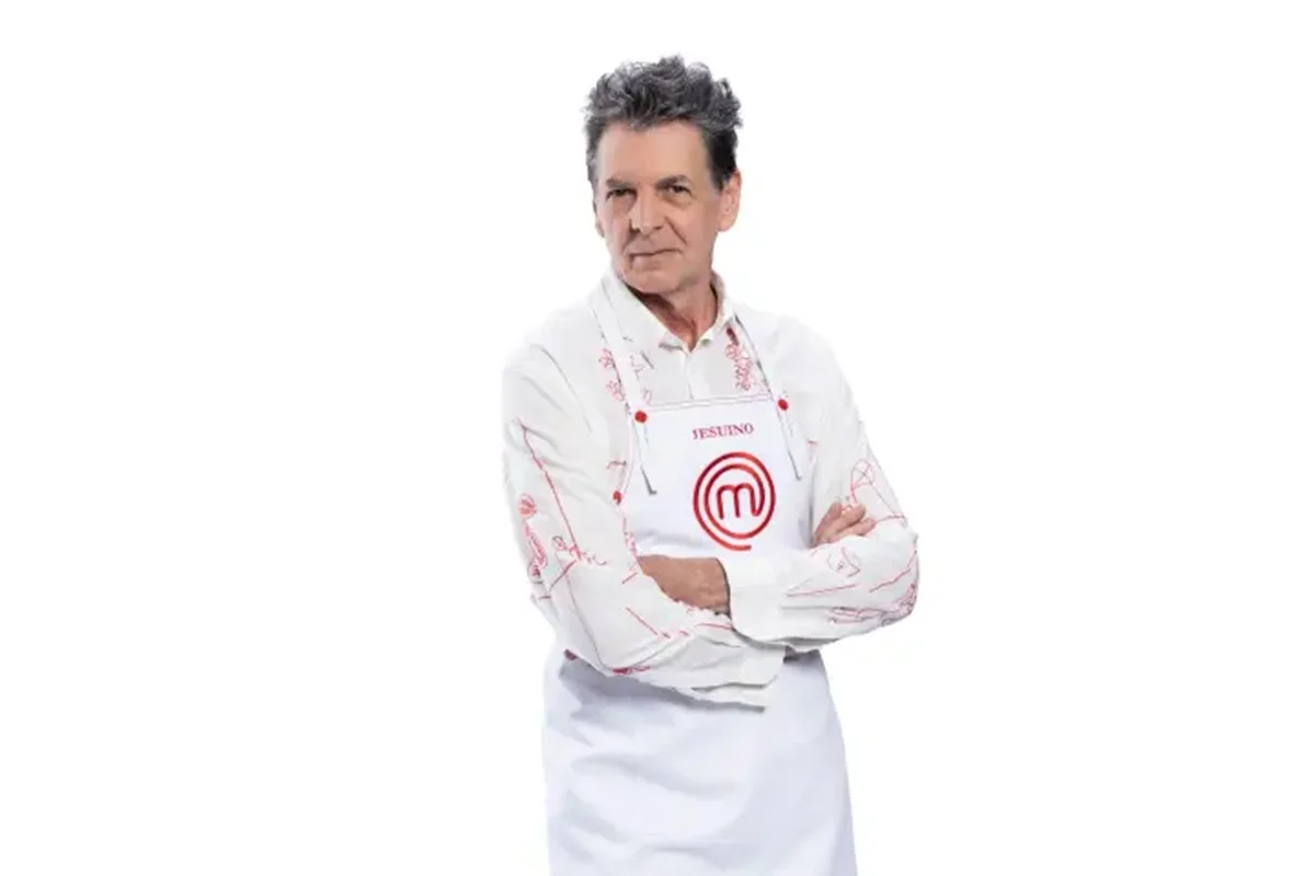 Jesuíno, do MasterChef Brasil: Amadores, em foto com fundo branco, usando avental do programa - Metrópoles