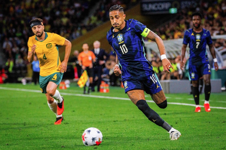 Raphinha deixa jogo da seleção sentindo a coxa e pode ser mais uma ‘vítima’ da Data Fifa