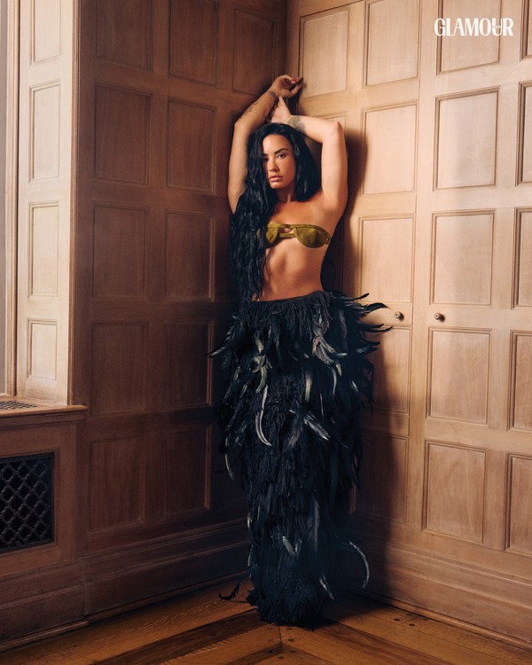 Demi Lovato revela os preparativos para a turnê "It's Not That Deep" e os shows no Brasil