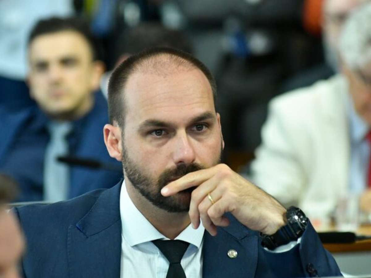 Eduardo Bolsonaro orientou como gerir dinheiro de ‘Dark Horse’ nos EUA, aponta PF