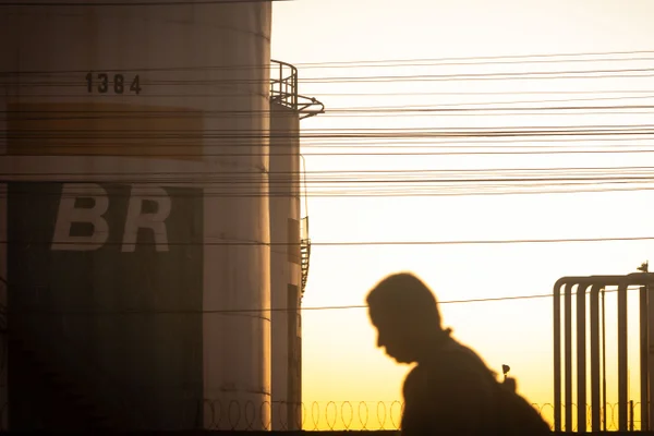 Executivos de cartel são condenados por prejuízo de bilhões à Petrobras