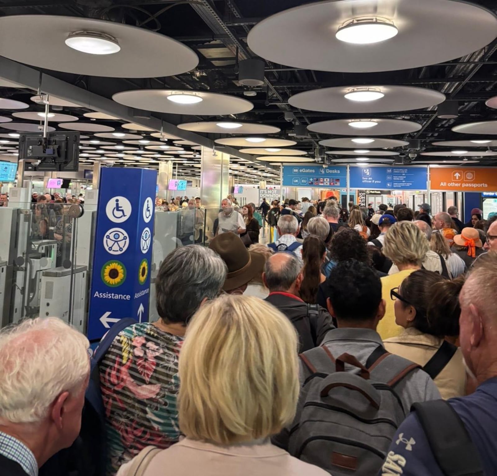 Caos em Heathrow: falha em sistemas cancela mais de 1.500 voos Reprodução vídeo redes sociais