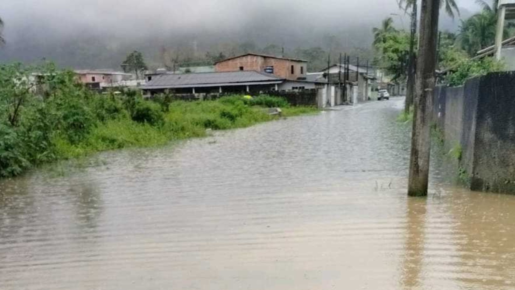 Chuva causa alagamentos em diversos bairros e deixa cidades do Litoral Norte de SP em alerta