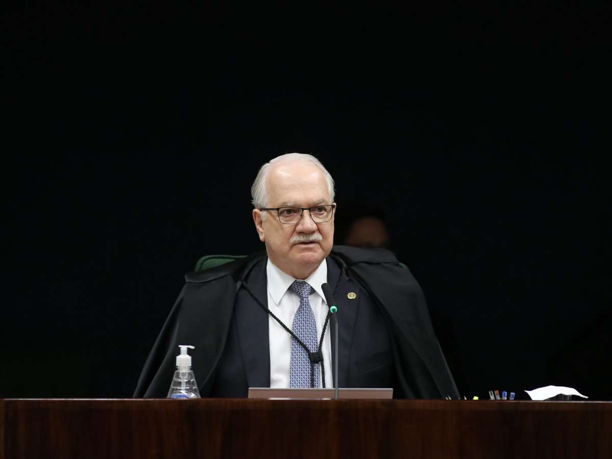 Fachin cancela sessão do STF após decisão de Dino de reintegrar Andrei à PF