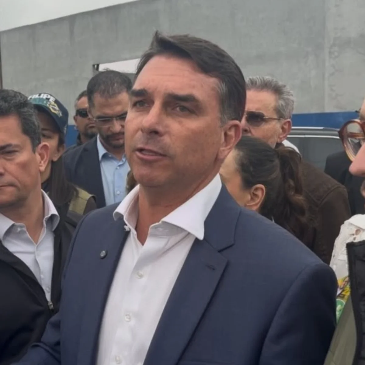 "Fala, irmãozão": veja trocas de mensagens entre Flávio Bolsonaro e Vorcaro