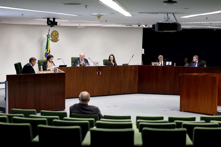 Decisão de Mendonça contra diretor da PF leva crise para além do STF, avaliam especialistas