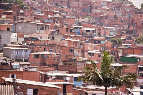 PM cerca Paraisópolis em "maior operação contra o crime organizado"
