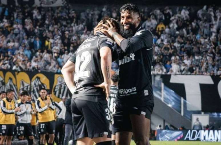 Santos da show de bola, debaixo de chuva, e vence Cruzeiro