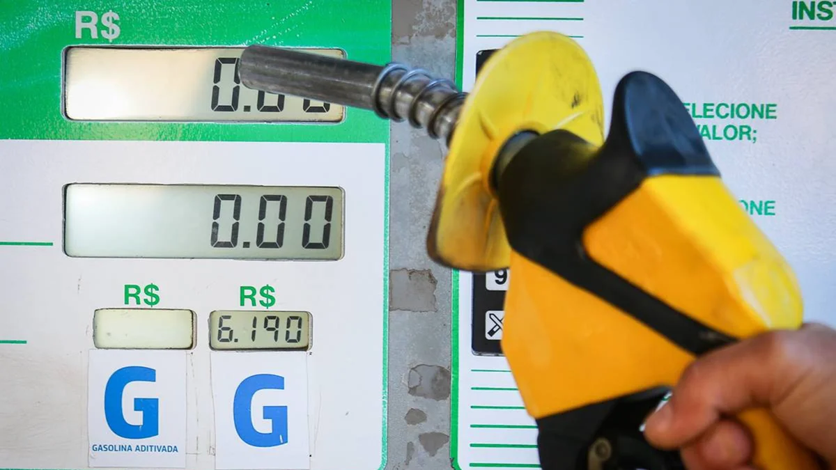 Petrobras recua em reajuste no preço da gasolina